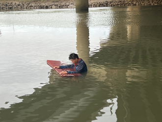 惊悚！国1北向汐五高架「轿车衝出护栏」坠基隆河  驾驶奇蹟获救