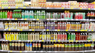 國民飲料賣8元 他喊5元也不買 全場反讚：搬好幾箱