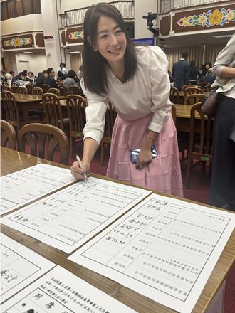 贾永婕首次赴立法院备询！ 「最美董座」被问紧张吗？笑吐一句