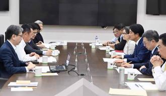 邱義仁現身國安高層會議 沈富雄忍不住吐1句