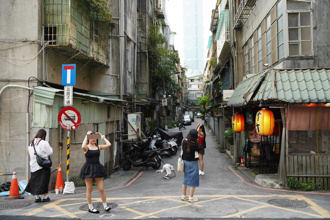 台北「無名死巷」老外瘋打卡 居民不懂：每天排隊拍照
