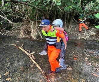76歲嬤爬阿朗壹古道 氣喘累趴！海巡人員趕抵背她下山