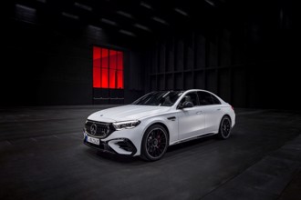 首度導入插電式油電複合性能房車 Mercedes-AMG E 53 HYBRID 4MATIC＋ 485 萬起正式上市！