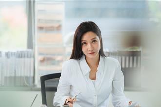 菜鳥面試慘遭洗臉！「冷面女」曾莞婷當機車主管惹人厭