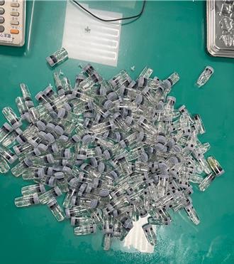 女子凌晨違停引警注意   通緝女藥頭搜出大批「喪屍菸彈」