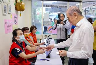 三總松山分院社區巡迴醫療有成  軍友社榮譽理事長李棟樑慰訪