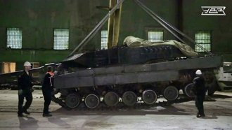 俄军俘获的豹2A6坦克 出现乌拉尔机械车厂 