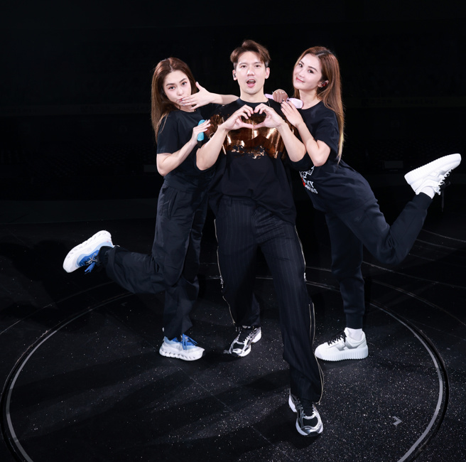 蔡卓妍（右）演唱会疑被关智斌（中）求婚。（图／微博 关智斌）