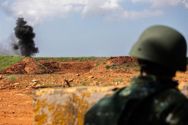  當按下引爆鈕後，爆破區瞬間炸起塵土，轟天巨響，展現爆藥強大威力。（記者林睿奕攝）