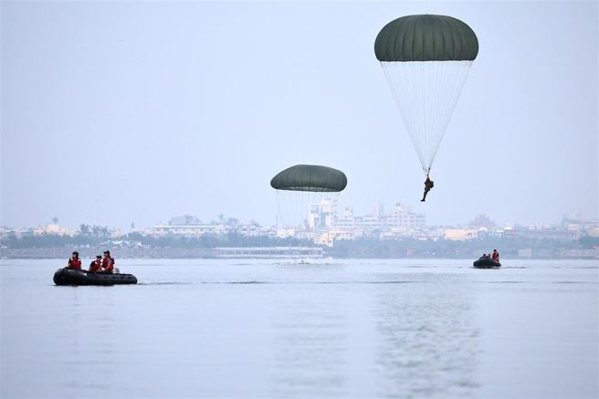  陆军空训中心「特种地形跳伞训练班」昨日清晨再度于屏东大鹏湾进行水域跳伞训练，展现精实训练成果。
（记者孙建屏摄）