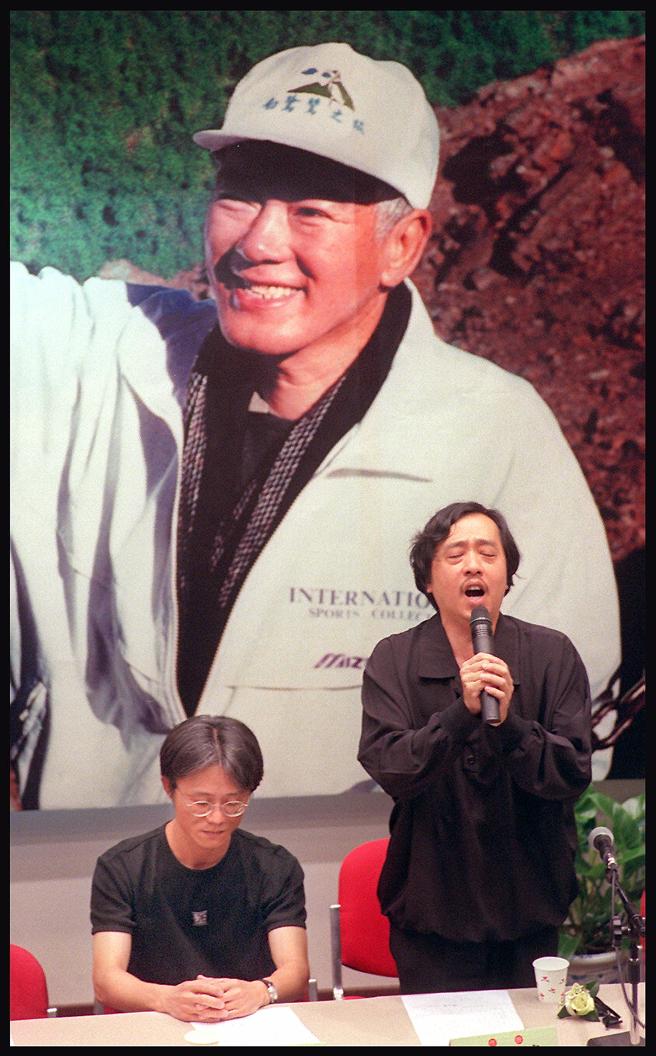 詹宏達(右)2000年在紀念盧修一逝世兩週年會場發表紀念歌曲。（圖／中時資料照）