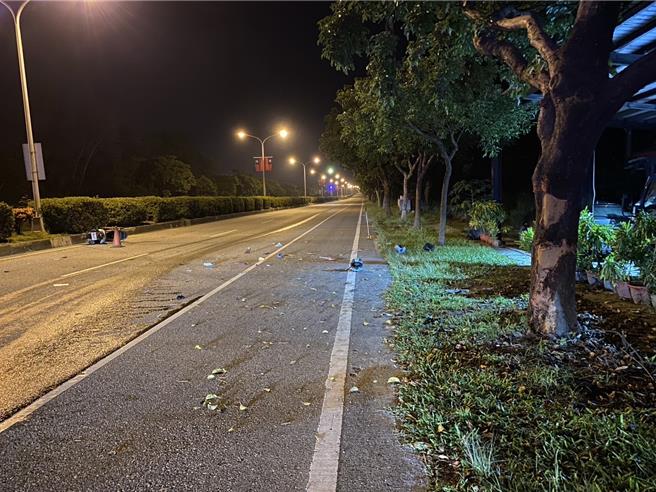 国立东华大学2名学生昨凌晨骑机车双载行经花莲寿丰乡台11丙线时，疑未留意车前状况，不慎自撞路树，其中骑机车李姓男学生送医不治身亡，附载陈姓男同学目前在医院观察治疗。（民眾提供／罗亦晽花莲传真）
