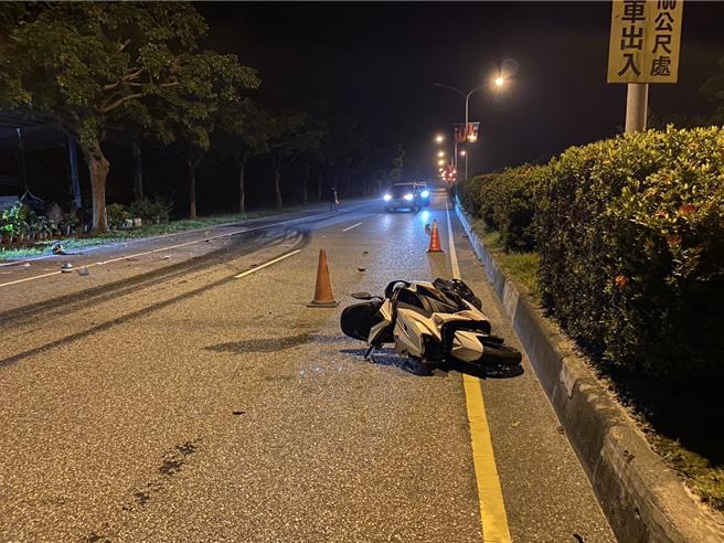 国立东华大学2名学生昨凌晨骑机车双载行经花莲寿丰乡台11丙线时，疑未留意车前状况，不慎自撞路树，其中骑机车李姓男学生送医不治身亡，附载陈姓男同学目前在医院观察治疗。（民眾提供／罗亦晽花莲传真）