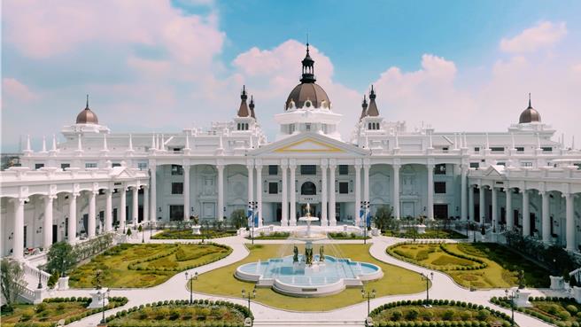 為提升民眾旅遊便利性，嘉義縣文化觀光局今年輔導新增3處借問站，包括全台最大的美學生技園區「佐登妮絲城堡」。(嘉義縣政府提供／呂妍庭嘉義傳真)