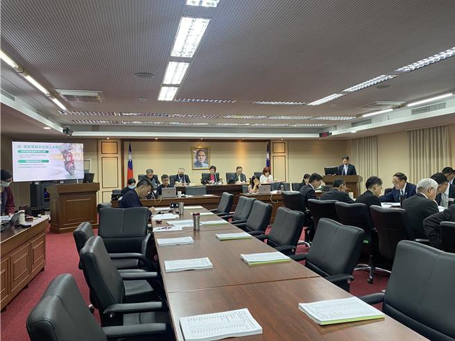 交通部长陈世凯16日在立法院业务报告。（蔡明亘摄）