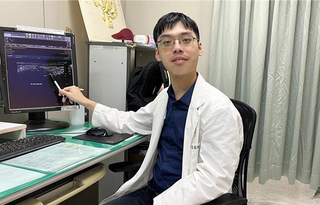 澄清医院中港院区免疫风湿科医师孟家驹强调，手部的掌指关节、近端指间关节、腕关节，是类风湿关节炎最常见的侵犯部位。（澄清医院提供／冯惠宜台中传真）