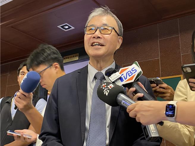 教育部長鄭英耀表示，最近10年國內補習班數量其實是減少的。（林志成攝）