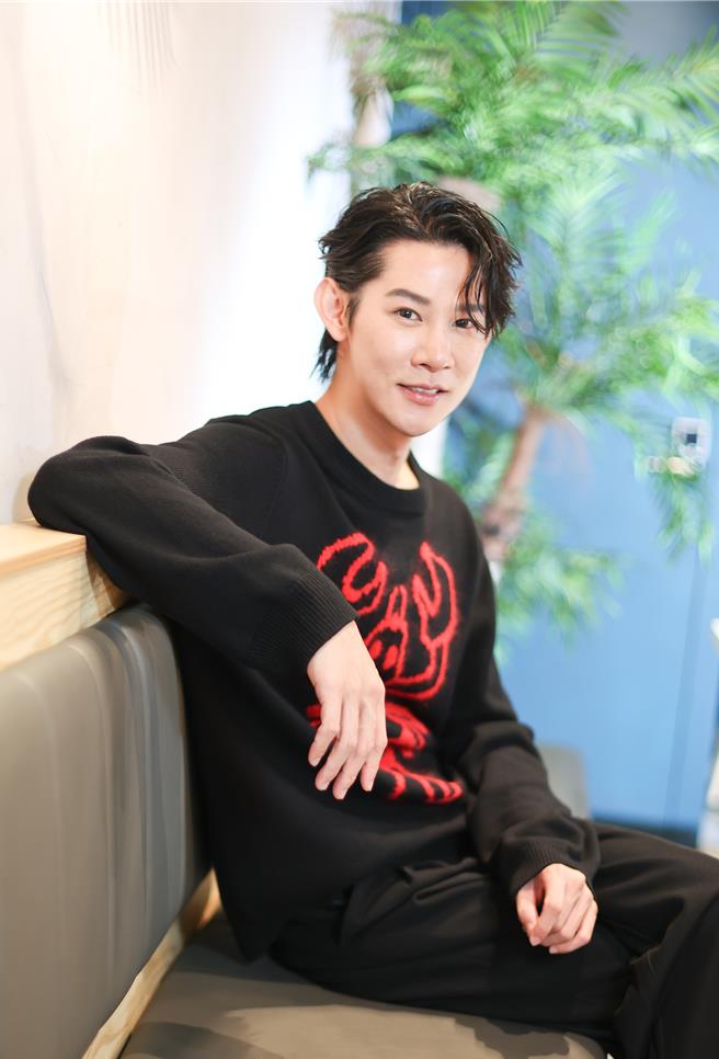 夏和熙出道17年，不断成长进步。（陈俊吉摄、服装提供：Paul Smith）