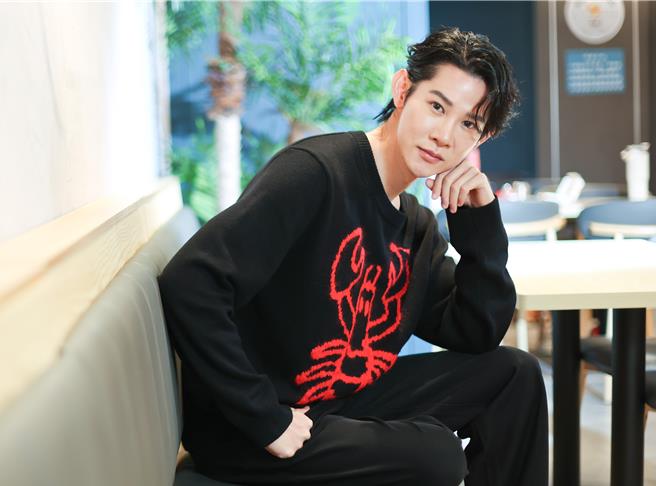 夏和熙持续精进自己的主持功力。（陈俊吉摄、服装提供：Paul Smith）