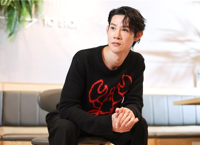 夏和熙也曾面临低潮，最后靠着转念度过。（陈俊吉摄、服装提供：Paul Smith）