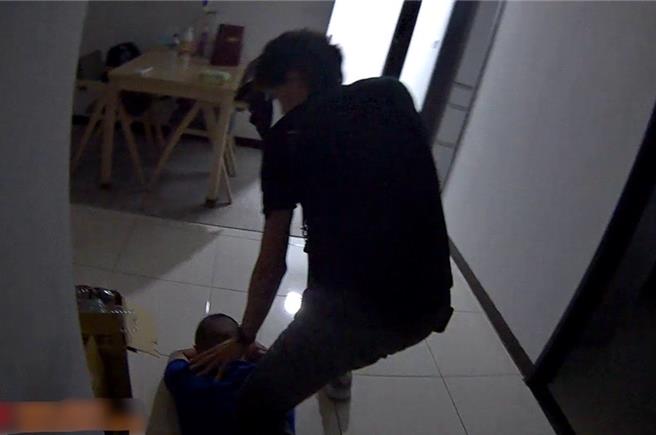 22歲吳姓男子不學好，找上因當兵認識的21歲吳姓軍中同袍、21歲黃姓友人共組販毒集團，販賣俗稱「喪屍菸彈」的依托咪酯、彩虹菸等毒品，被警察循線查獲。（翻攝畫面）