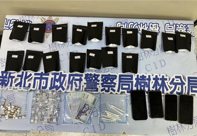 當場查扣依托咪酯煙彈31顆、彩虹菸307支、K菸8支、大麻菸油12顆等毒品，另查扣數萬元不法所得，警詢後依警詢後依《毒品危害防制條例》移送新北地檢署。（翻攝畫面）
