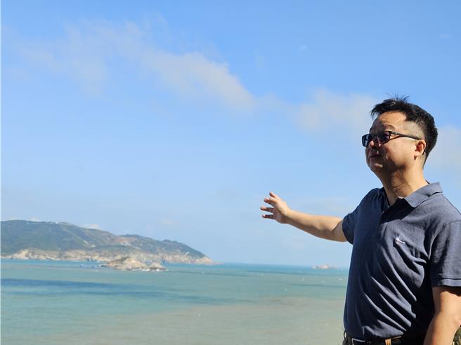 海基会秘书长罗文嘉16日于马祖大坵岛眺望高登岛，期盼两岸创造和平之路。（陈冠宇摄）