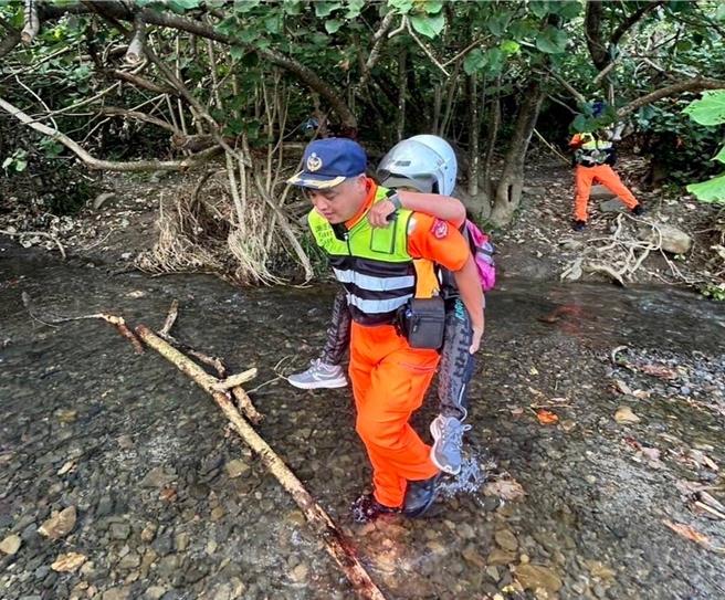 一名76岁阿嬷到阿朗壹古道健行，因体力不支救援，海巡人员背负约1公里救援。（海巡南部分署提供／罗琦文屏东传真）