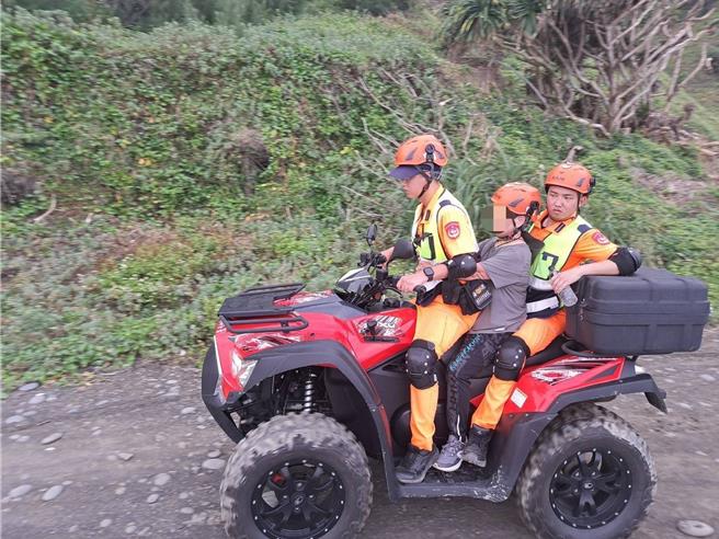 海巡人员背负阿嬷约1公里后，再以沙滩车接送至旭海安检所。（海巡南部分署提供／罗琦文屏东传真）