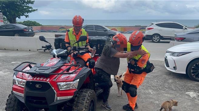 阿嬷被救援至旭海安检所，补充水份及休养后已无大碍。（海巡南部分署提供／罗琦文屏东传真）