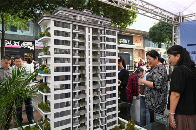 随着一线城市松绑房地产政策，大陆房市近期可谓「强强滚」。（摘自中新社）