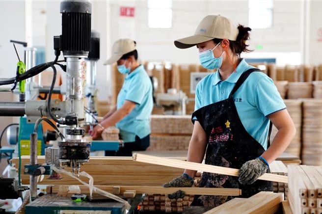 大陆政府强调要牵手企业与银行，合力破解融资难题，打通金融惠企利民的「最后一公里」。（摘自新华社）