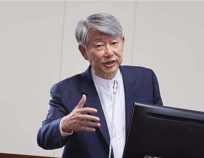 驚爆要去菲律賓買電遭到外界與立委批評，經濟部長郭智輝16日在立法院答詢時公開，為個人發言道歉。（姚志平攝）