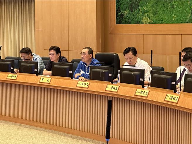 新北市长侯友宜16日上午宣布好消息，为鼓励绿色运具，考量双北为共同生活圈，将恢復「YouBike微笑单车」2.0前30分钟免费的政策。（高钧麟摄）