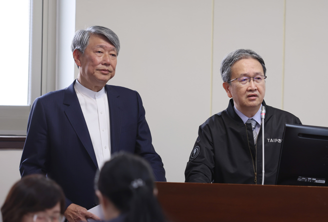 經濟部長郭智輝（左）與台電總經理王耀庭（右）16日在立法院答詢。（姚志平攝）