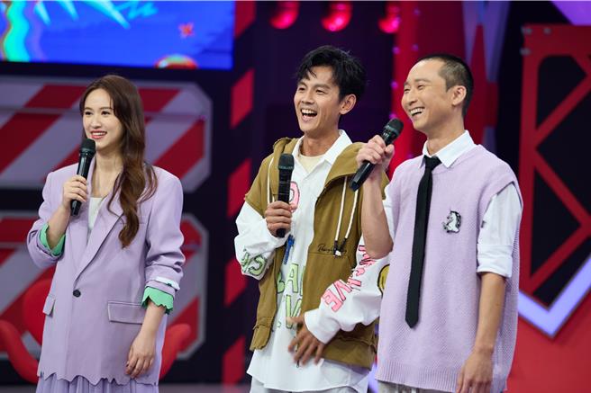 阿翔（中）跟浩子在節目中合體，左為Sandy。（公視台語台提供）