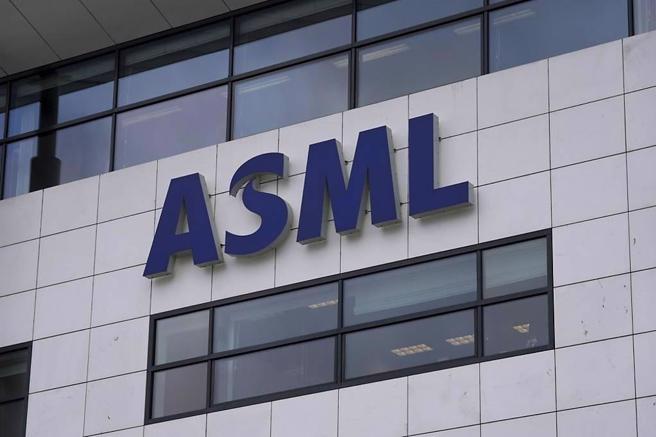荷蘭半導體設備大廠艾司摩爾（ASML）收盤股價重挫逾15％。（示意圖／美聯社）