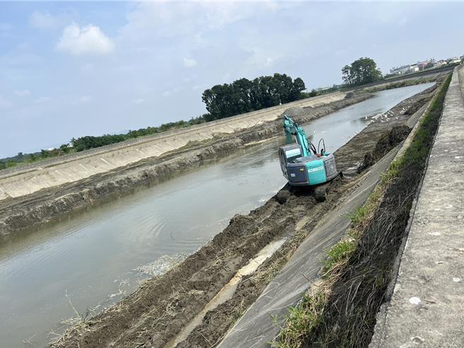 今（2024）年凱米颱風和山陀兒颱風重創高雄典寶溪（見圖），高雄市水利局展開清淤作業。（高雄市水利局提供／林瑞益高雄傳真）