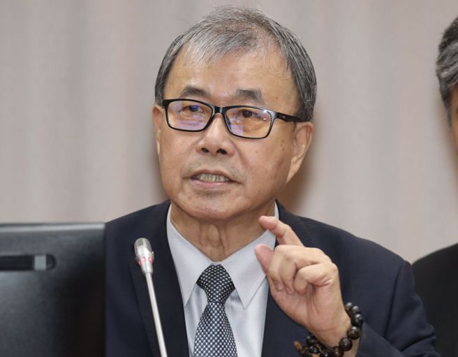 对于翰林出版社公民科复习讲义出现讚民眾党、贬民进党的内容，教育部长郑英耀表示，将要求出版社勘误。（姚志平摄）