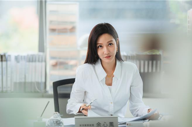 曾莞婷剧中饰演冷面女强人，透露自己和角色十分相似。（镜文学提供）