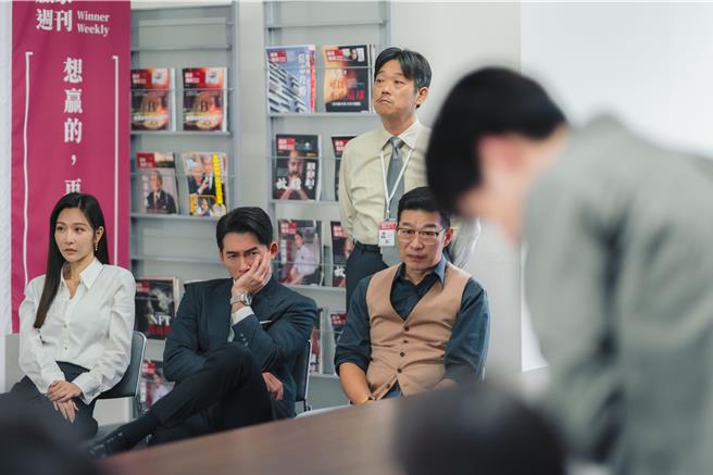 曾莞婷（左起）、温升豪、马力欧在《X！又是星期一》中饰演难搞主管。（镜文学提供）