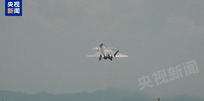 大陆第五代匿踪战机歼-20参与「联合利剑-2024B」演习。（图 / 撷取自央视微博）
