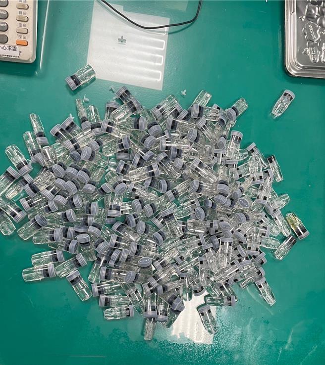 警方从林女手提袋中起获大量丧尸菸弹。（警方提供）