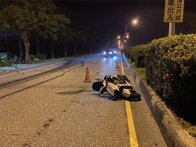 东华大学2学生双载自撞路树1死1重伤，校方悲痛回应了。(罗奕晽翻摄)