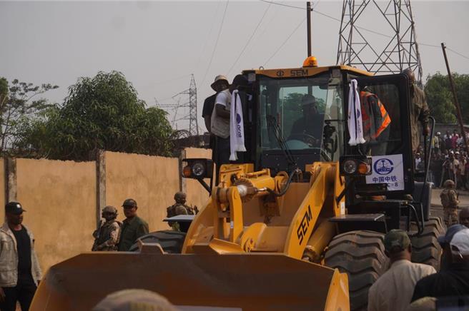 传出美国政府近期试图游说几家欧美业者，单独或联合收购总部位于刚果的矿业公司Chemaf。图为示意图。（摘自新华社）
