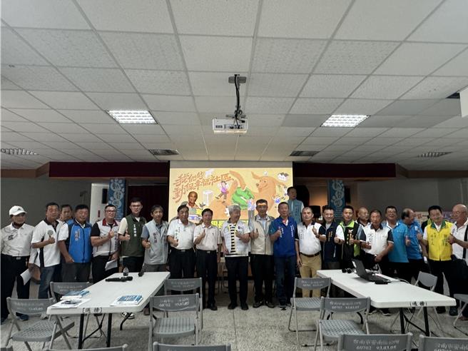 台湾动物保护行政监督联盟今天于安南区公所举行台南首份家户动物调查结果公布，并邀集在地里长参与动物保护座谈会。（曹婷婷摄）
