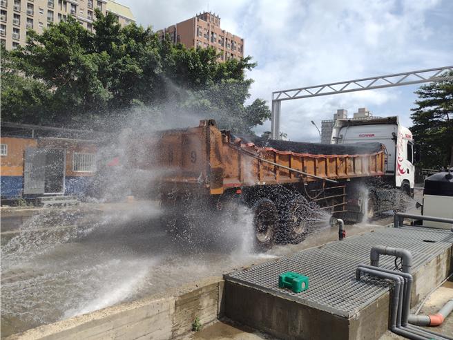 新竹市环保局提醒营建业主及施工厂商，施工过程应落实各项污染防制设施及措施，同时做好自主管理，降低施工扬尘所产生空气污染。（新竹市政府提供／陈育贤新竹传真）