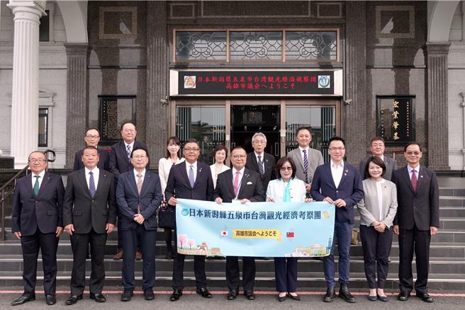 日本新舄县五泉市府会访问团于今（16）日首次拜访高雄市议会，受到高市议长康裕成热情欢迎。（高市议会提供）