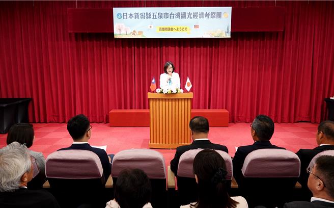 日本新舄县五泉市府会访问团于今（16）日首次拜访高雄市议会，高市议长康裕成也期待未来能造访五泉市，品嚐当地着名的里芋及欣赏花卉。（高市议会提供）