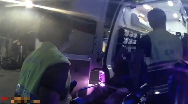 员警先以止血带帮伤者止血，随后送医急救。（警方提供）